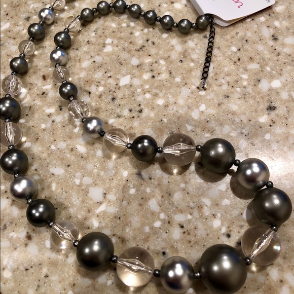 🌈 New Shades of Grey Pearl Necklace - Picture 3 of 4